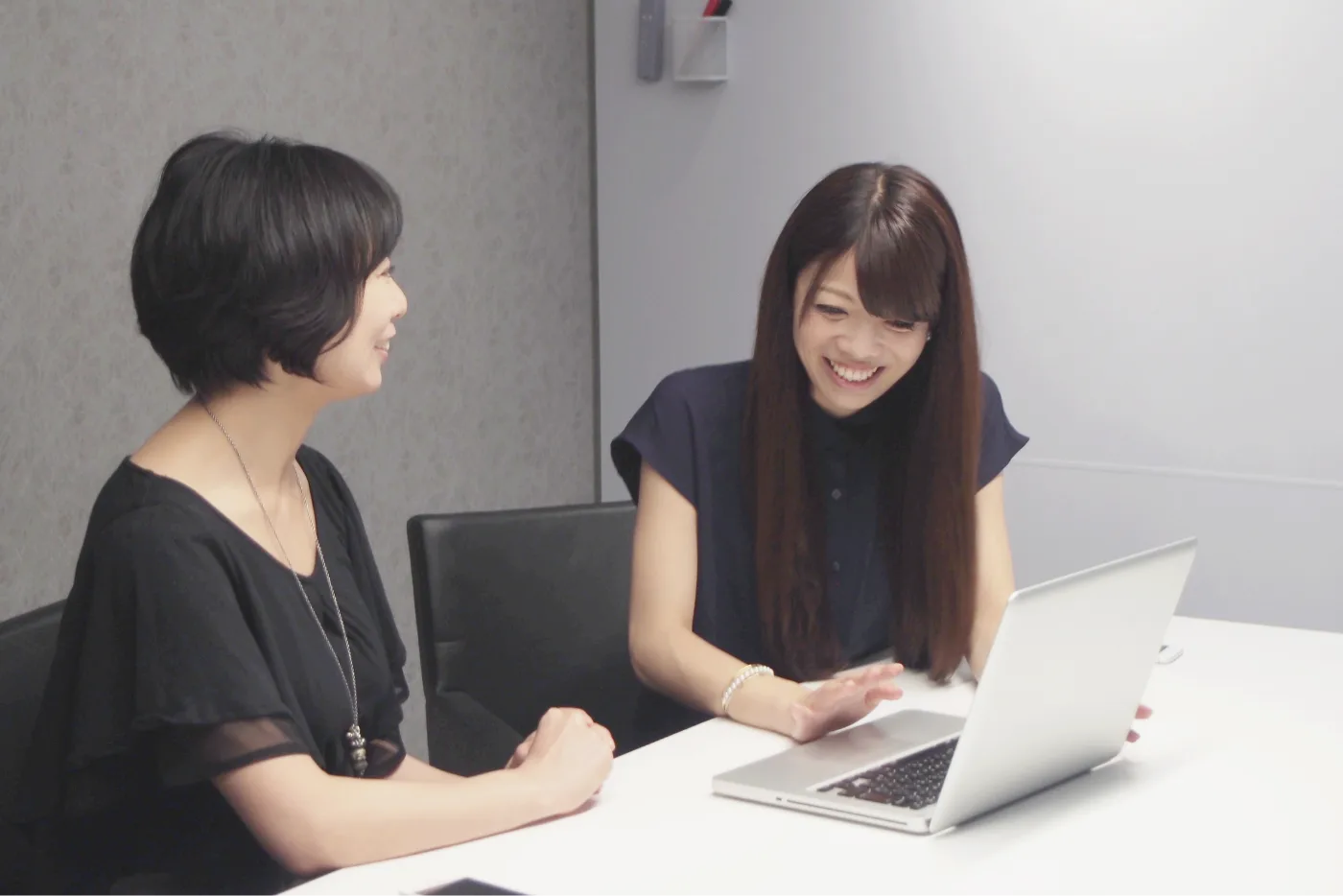 講師が学生に指導する様子