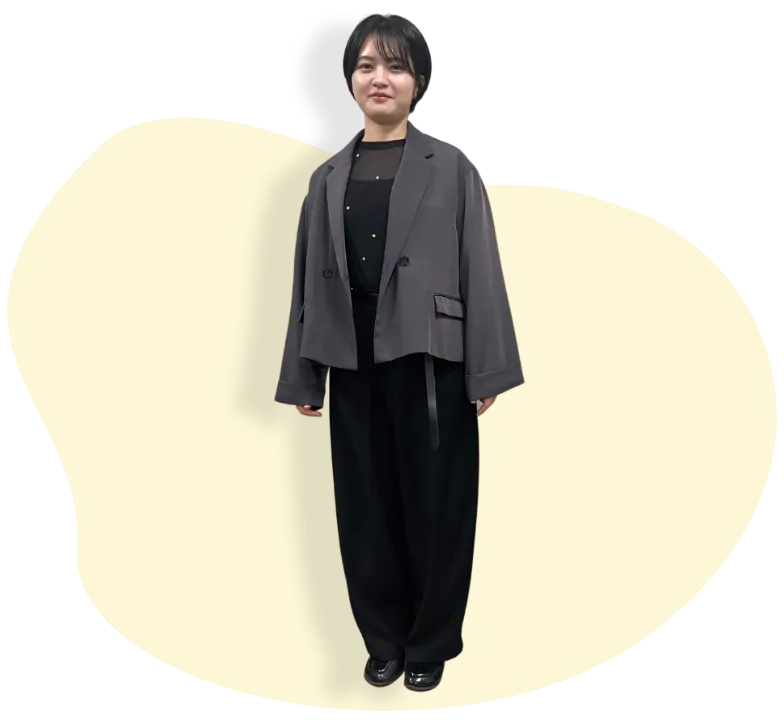 ファッションを学ぶ学生の全身写真