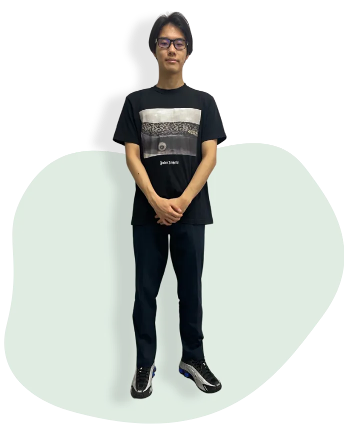 ファッションを学ぶ学生の全身写真