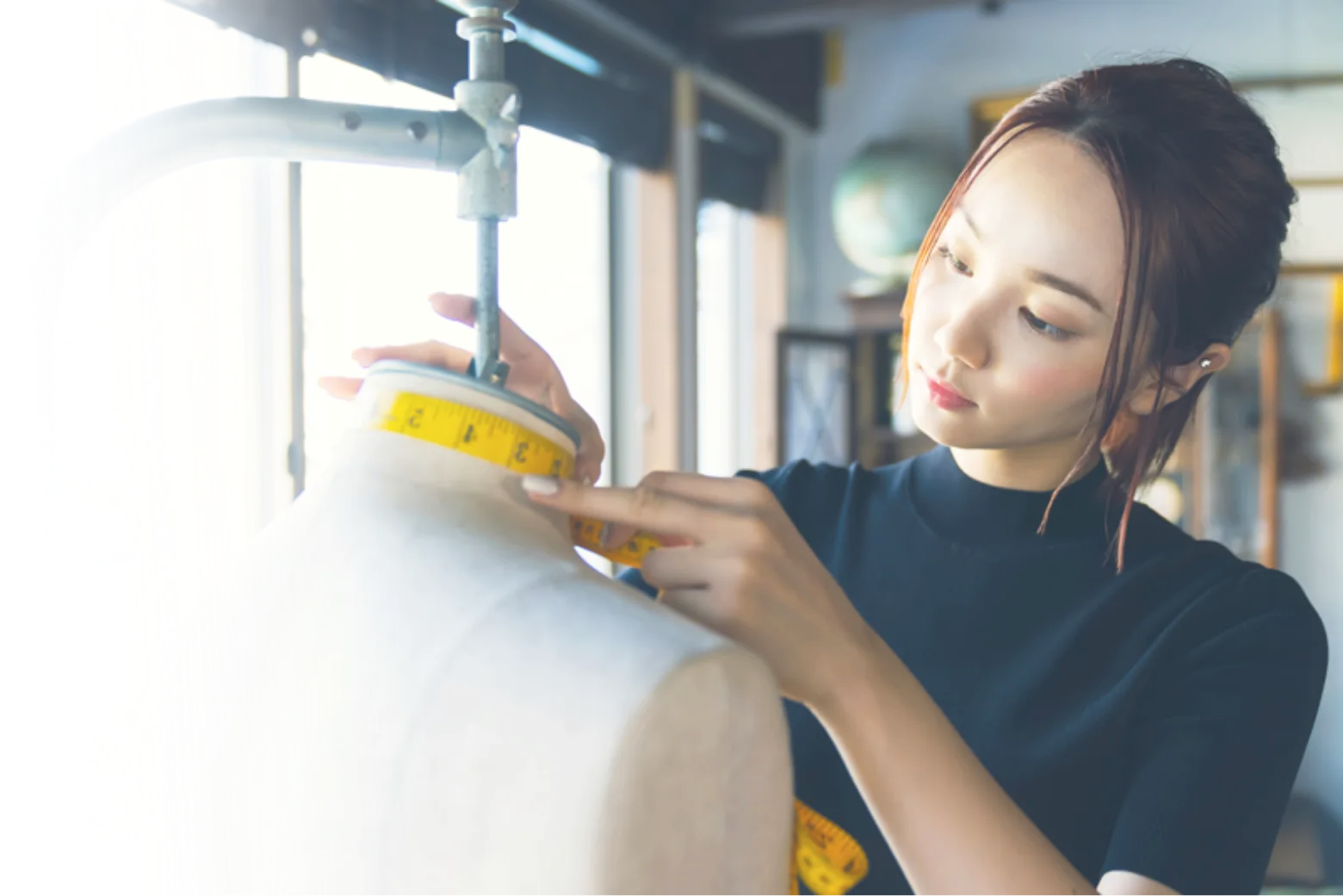 トルソーにメジャーを巻く女性