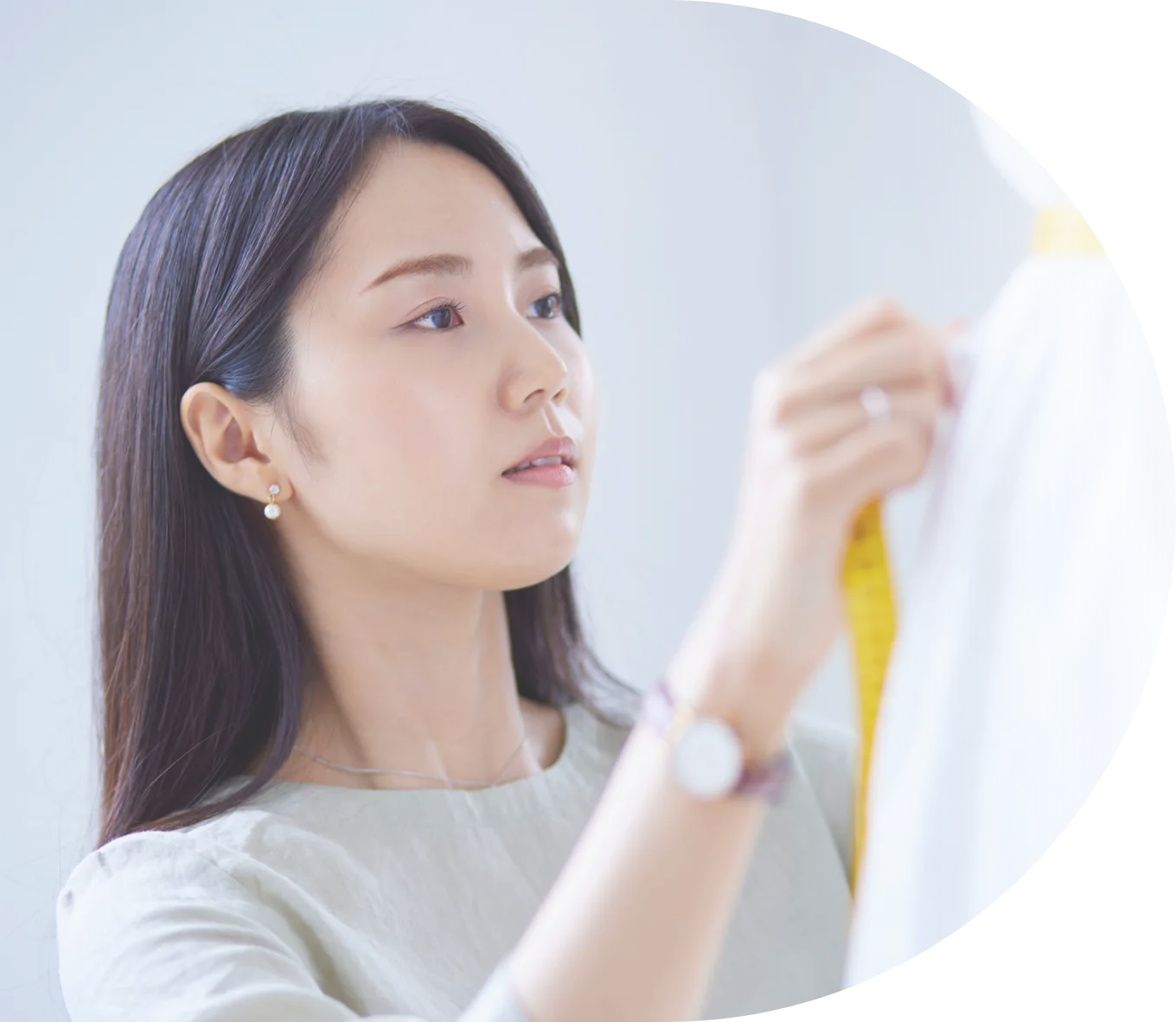 採寸中の女性