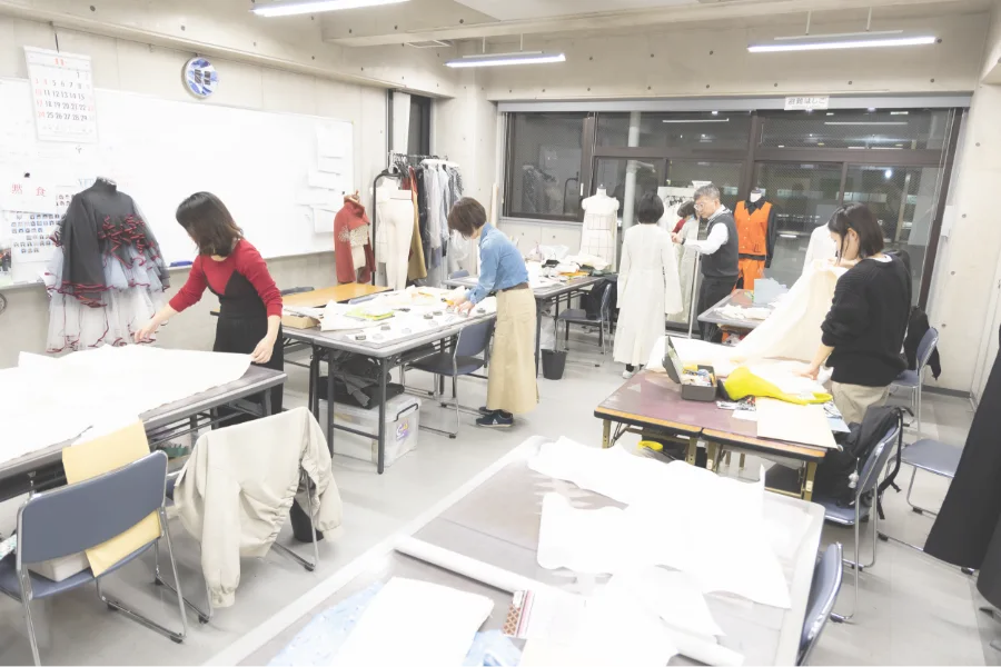 学生が作業をしている教室の風景