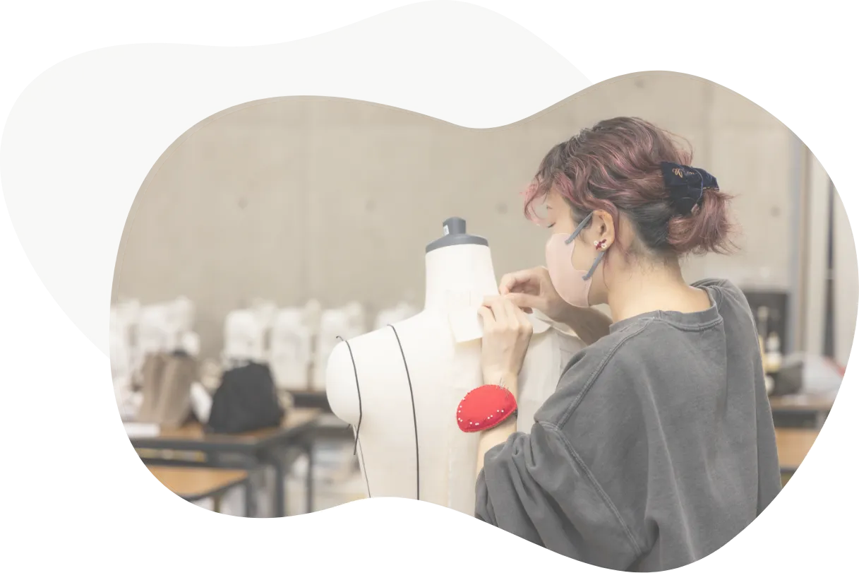 ミシンを操作する女性