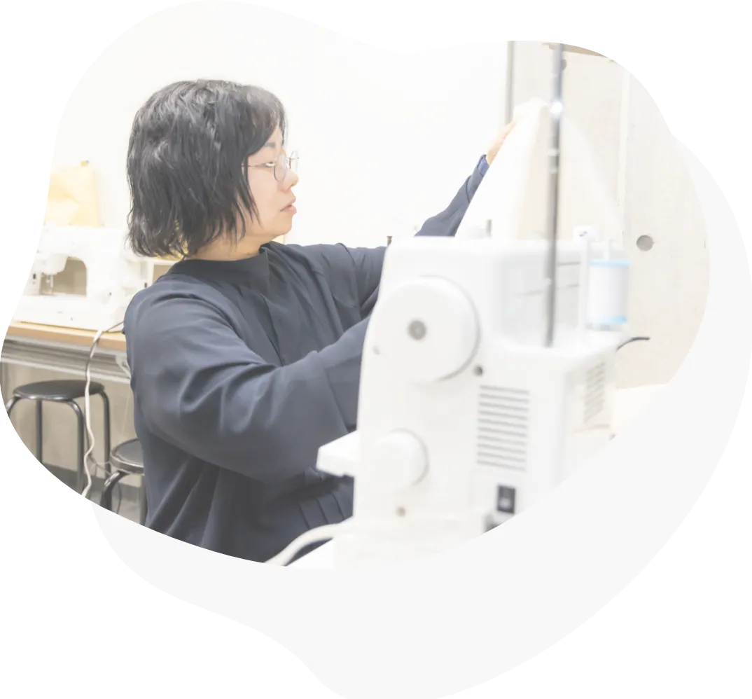 裁縫の準備をする女性