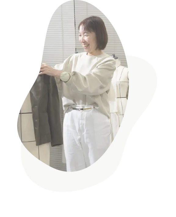 作品を確認する女性