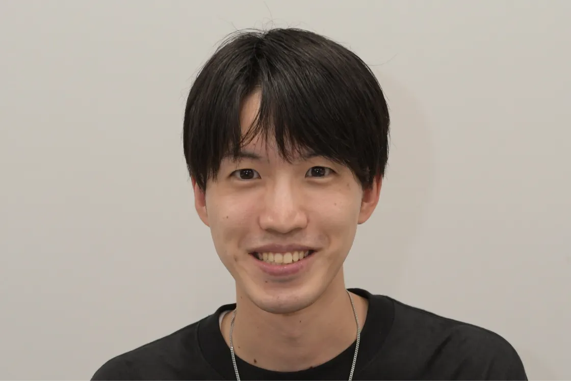 笑顔の学生が植物の前で話している様子